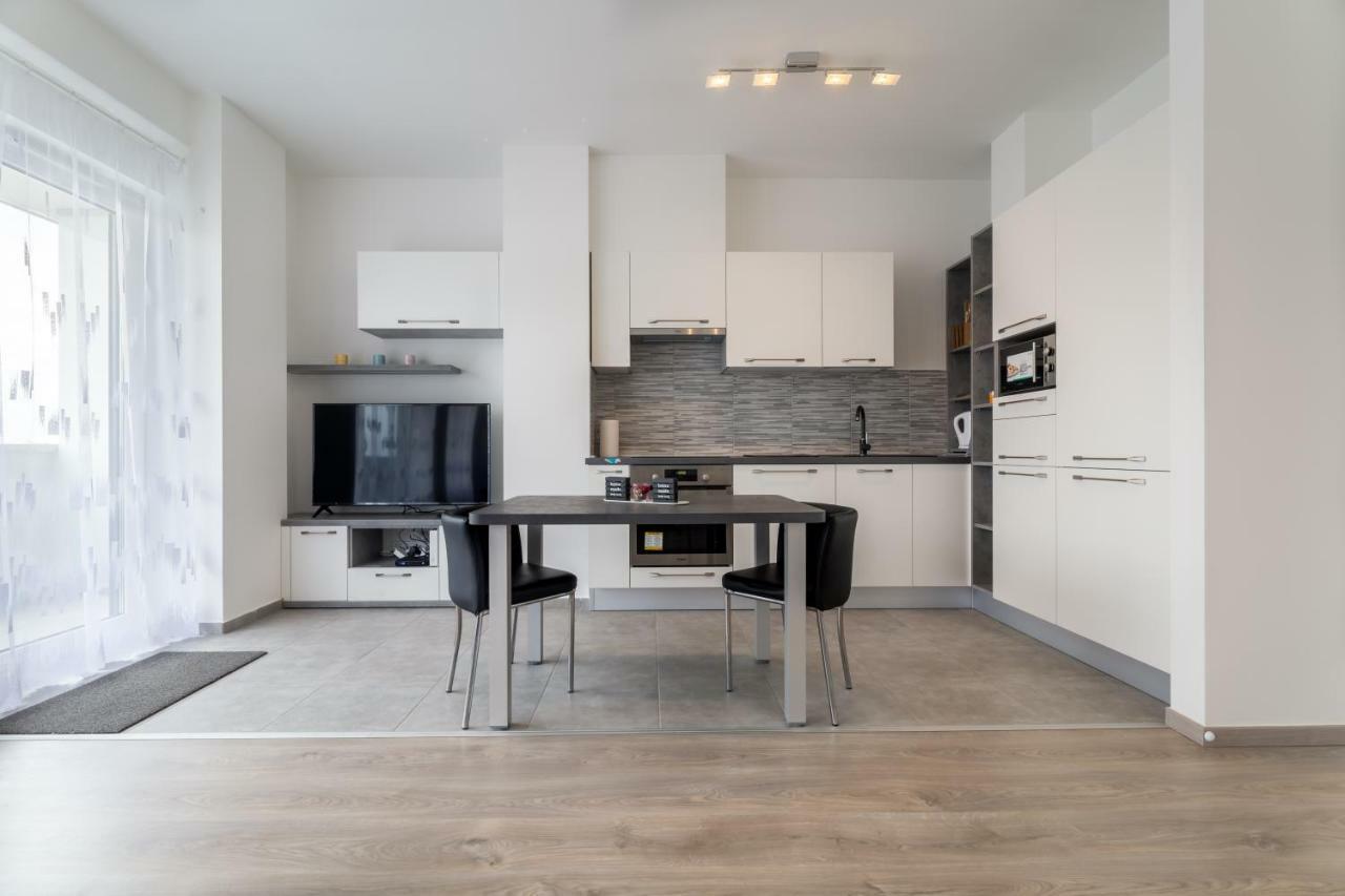 Bpr Chic White Home With Terrace & A/C & Garage Budapest Exterior photo